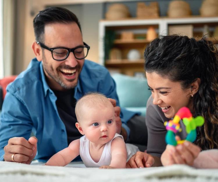 Mama y papá jugando con su hijo