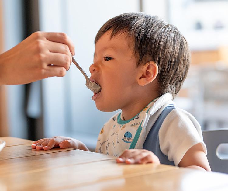 Mamá y niño salen a comer a un restaurante con un amigo