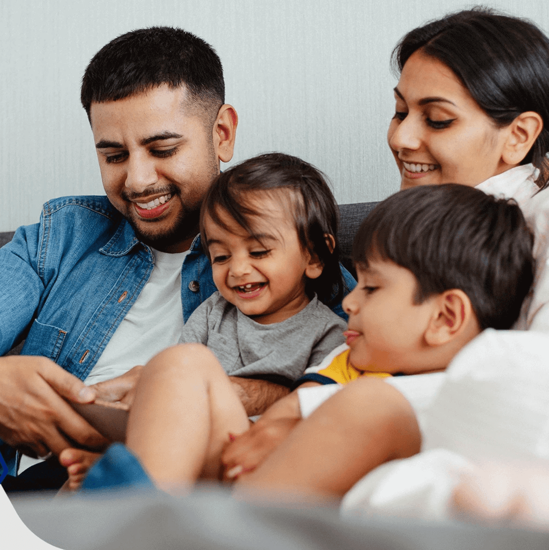 Familia viendo un telefono