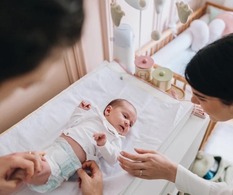 el bebé cambiando el pañal