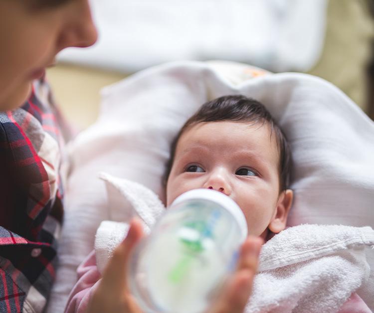 mamá, alimentación con biberón, bebé