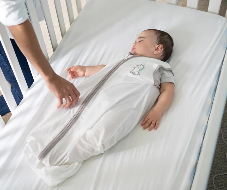 Bebé durmiendo en la cuna