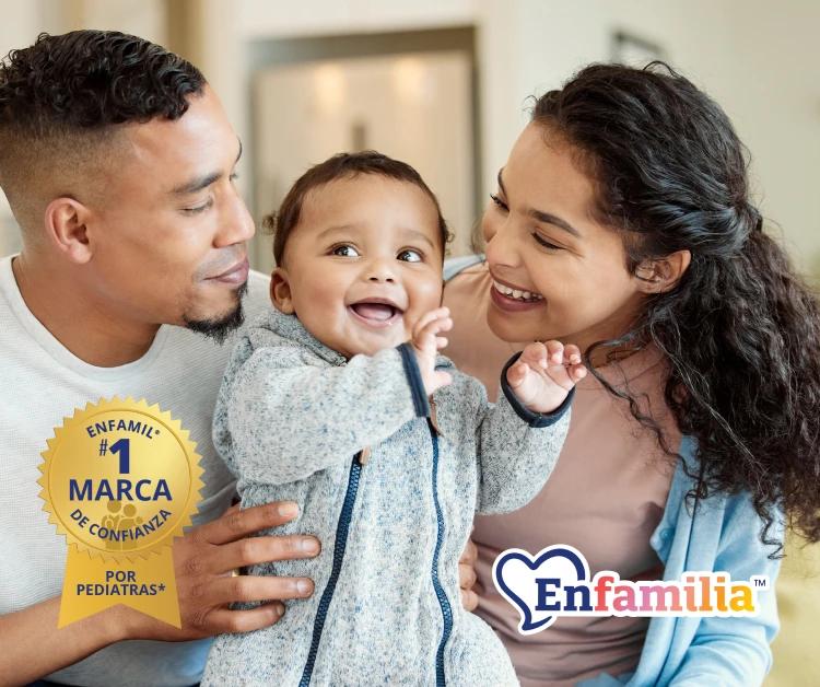 Mamá y papá sosteniendo al bebé y sonriendo. Enafmil #1 Marca de Confianza por Pediatras*