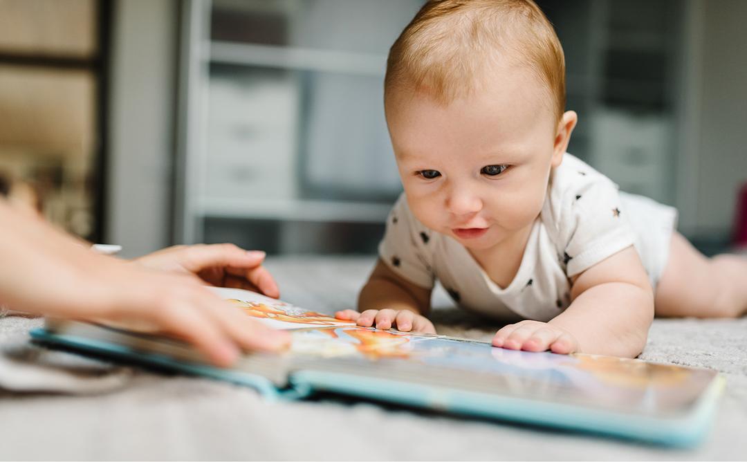 Mamá sosteniendo a su hija en el aire