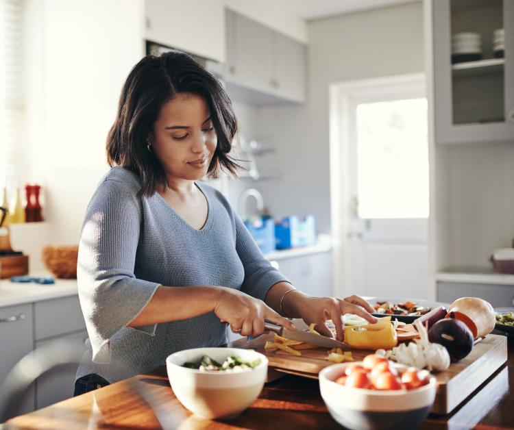 Mamá preparando una comida