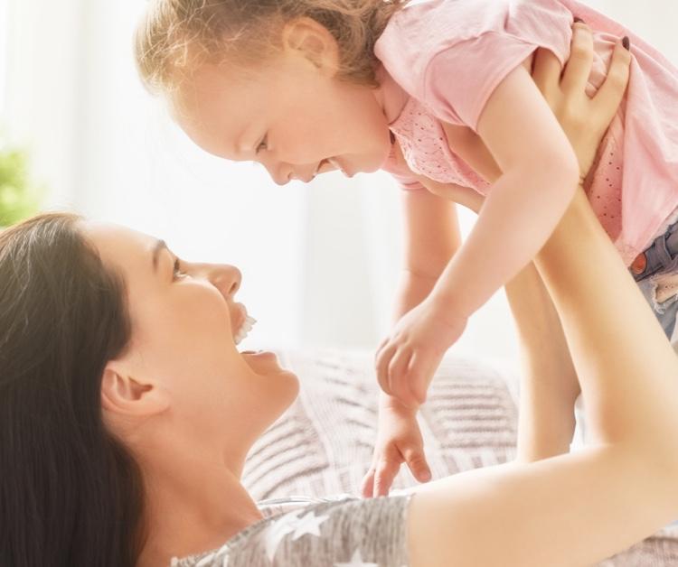 Madre alzando a hija